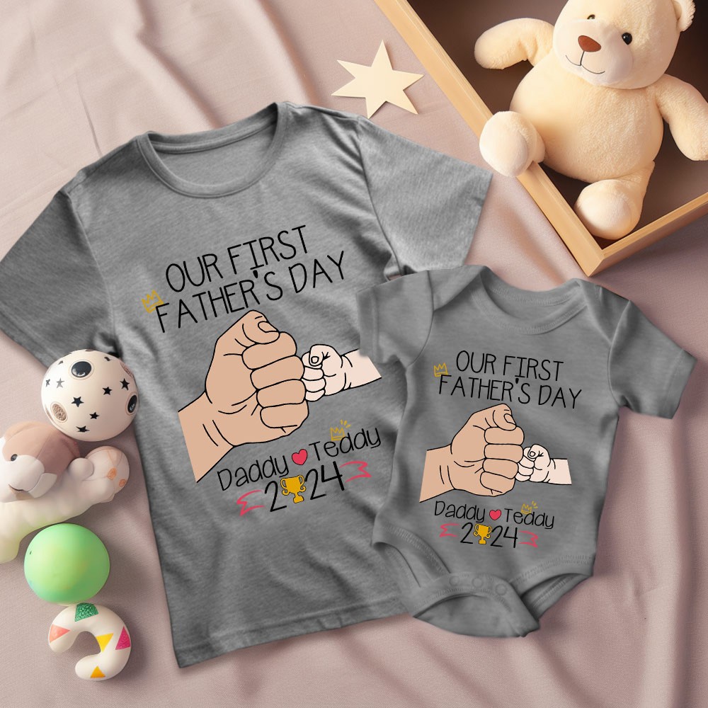 Personalisierte Hand-zu-Hand-Shirts, passende Papa-Baby-Shirts, Papa- und Kind-First-Bump-Shirt, Vatertagsgeschenk, unser erstes Vatertagsshirt für Papa