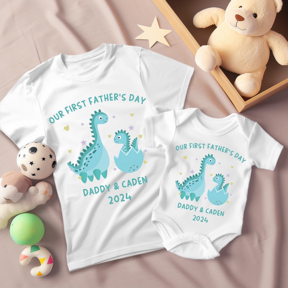 Camicia genitore-figlio con nome di dinosauro personalizzato, camicia per la festa del nostro primo papà, body in cotone per padre e bambino, compleanno/regalo del padre per papà/nonno