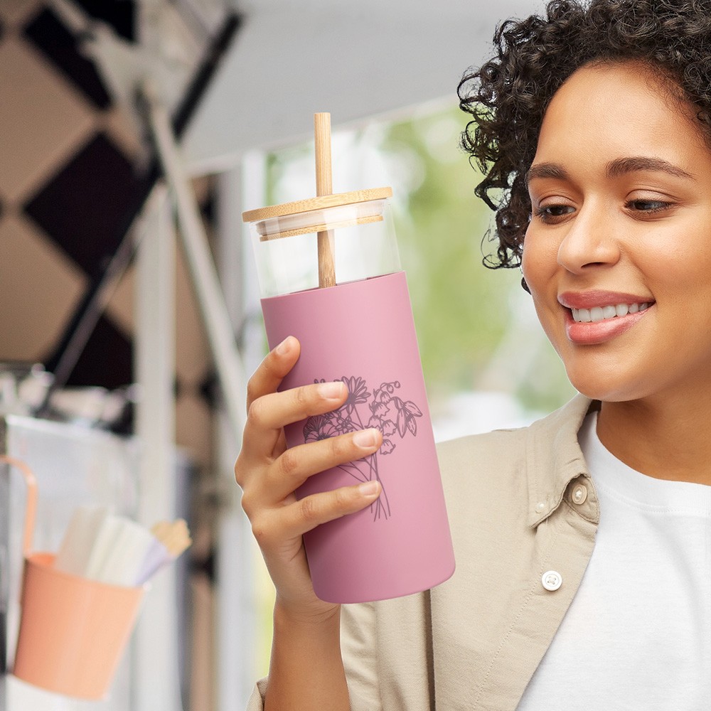 Becher mit Blumenstrauß zur Geburt