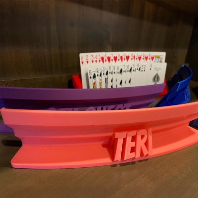 Personligt namngivet pokerkorthållare, 3D-tryckt färgglad bridgekortsåterställning, spelkvällstillbehör, festfavorit, present till familj/vänner/spelälskare