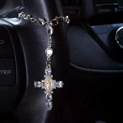 Anpassad bilberlock med kors av Jungfru Marias födelsesten, kristallroskrans med lyckomotiv och ratthängande dekoration, biltillbehör, doppresent till henne/mamma/familj