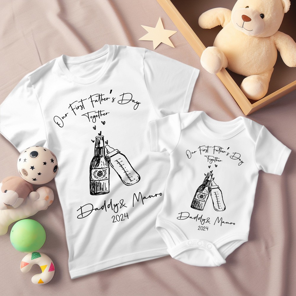 Matchande T-shirts med anpassade namn för öl och nappflaskor, skjorta för vår första fars dag tillsammans, bomullströja/babybody, present till pappa/nyfödd/bebis