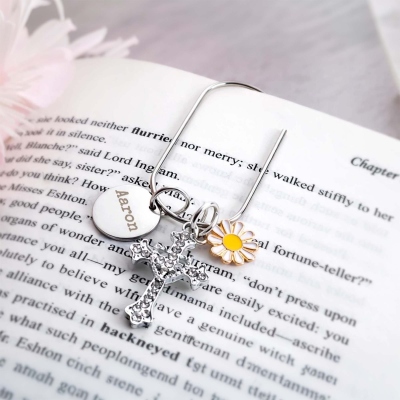 Personligt graverat namn mini-gem med kors och prästkrageberlock, elegant metallbokmärke, kristen kalendertillbehör, present till henne/bokälskare