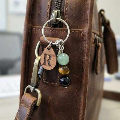 Personlig initialberlock med lyckokristallnyckelring, andlig träbokstäver och helande stenar, väskberlock, födelsedagspresent till bror/vänner/honom