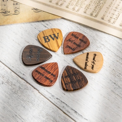 Personalisierter Holzgitarrenpickel mit gitarrenförmigem Gehäuse