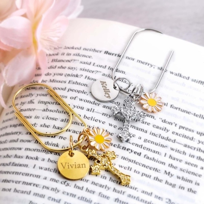 Personligt graverat namn mini-gem med kors och prästkrageberlock, elegant metallbokmärke, kristen kalendertillbehör, present till henne/bokälskare