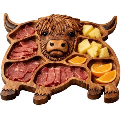 Charkuteribräda av höglandskon med graverat namn, serveringsbräda i trä med flera fack, kökstillbehör, inflyttningspresent till familjen