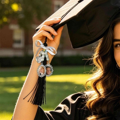 Personlig rosettpärla med tofs och fotoberlock med examen, hjärtberlock för examensmössa från klass 2026, minnes-/examenspresent till akademiker/familj/tonåringar