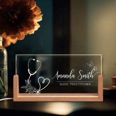 Anpassad namnskylt med upplyst sjuksköterskebord, namnskylt med LED-ljus till läkarmottagningen och träbas, present till uppskattning/examen för sjuksköterskor/medicinsk personal