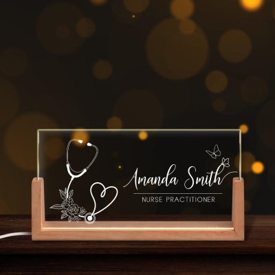 Anpassad namnskylt med upplyst sjuksköterskebord, namnskylt med LED-ljus till läkarmottagningen och träbas, present till uppskattning/examen för sjuksköterskor/medicinsk personal