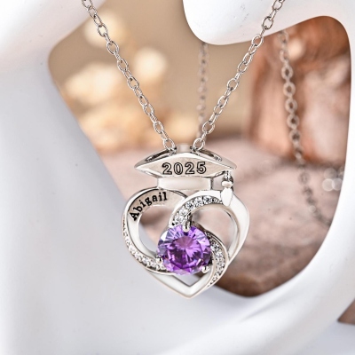 Anpassat namn- och årshalsband med examensmössa och födelsesten, examenssmycken i sterlingsilver 925, examenspresent till akademiker/familj/vänner