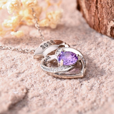 Anpassat namn- och årshalsband med examensmössa och födelsesten, examenssmycken i sterlingsilver 925, examenspresent till akademiker/familj/vänner