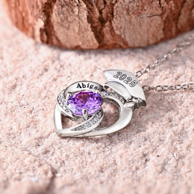 Anpassat namn- och årshalsband med examensmössa och födelsesten, examenssmycken i sterlingsilver 925, examenspresent till akademiker/familj/vänner