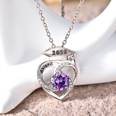 Anpassat namn- och årshalsband med examensmössa och födelsesten, examenssmycken i sterlingsilver 925, examenspresent till akademiker/familj/vänner