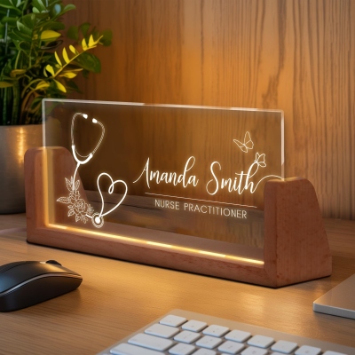 Anpassad namnskylt med upplyst sjuksköterskebord, namnskylt med LED-ljus till läkarmottagningen och träbas, present till uppskattning/examen för sjuksköterskor/medicinsk personal