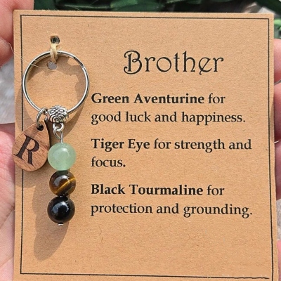 Personlig initialberlock med lyckokristallnyckelring, andlig träbokstäver och helande stenar, väskberlock, födelsedagspresent till bror/vänner/honom