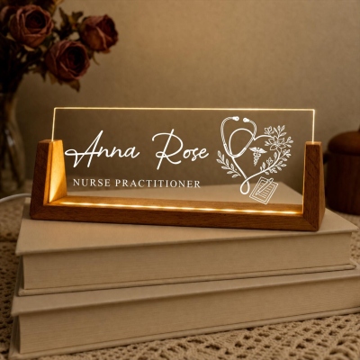 Anpassad namnskylt med upplyst sjuksköterskebord, namnskylt med LED-ljus till läkarmottagningen och träbas, present till uppskattning/examen för sjuksköterskor/medicinsk personal