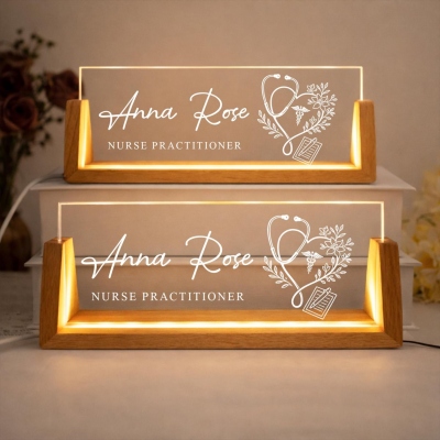 Anpassad namnskylt med upplyst sjuksköterskebord, namnskylt med LED-ljus till läkarmottagningen och träbas, present till uppskattning/examen för sjuksköterskor/medicinsk personal