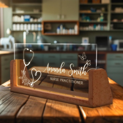 Anpassad namnskylt med upplyst sjuksköterskebord, namnskylt med LED-ljus till läkarmottagningen och träbas, present till uppskattning/examen för sjuksköterskor/medicinsk personal