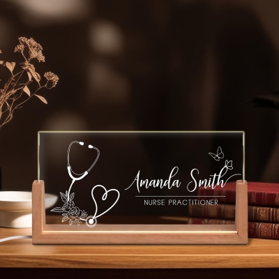 Anpassad namnskylt med upplyst sjuksköterskebord, namnskylt med LED-ljus till läkarmottagningen och träbas, present till uppskattning/examen för sjuksköterskor/medicinsk personal