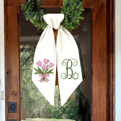 Personlig broderad ginghamblommig krans med rosett, säsongsbetonad blommig ytterdörrsband med monogram, festdekor, inflyttningspresent till familjen