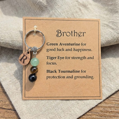 Personlig initialberlock med lyckokristallnyckelring, andlig träbokstäver och helande stenar, väskberlock, födelsedagspresent till bror/vänner/honom