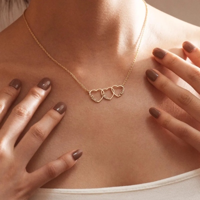 Personligt halsband med sammanlänkade hjärtan och 1-4 namn, minimalistiskt halsband med flera hjärtformade berlocker, födelsedags-/morsdagspresent till henne/mamma/mormor