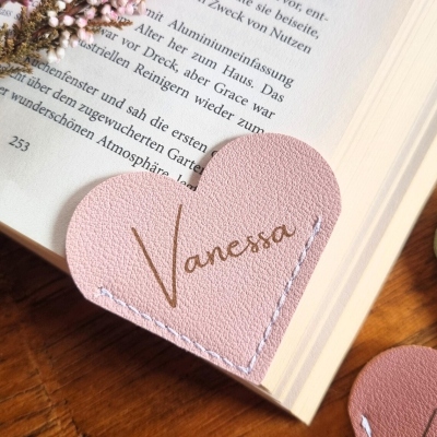Marque-page cœur personnalisé avec nom, clip marque-page minimaliste en cuir, accessoire de lecture, cadeau d'anniversaire pour les amoureux des livres et les lectrices.