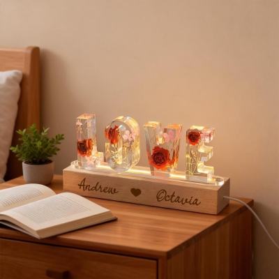 Custom LOVE Rose LED Night Light with Engraved Names, Resin Dried Flowers Night Lamp with Wooden Base, Home Decor, Birthday Gift for Couple/Family