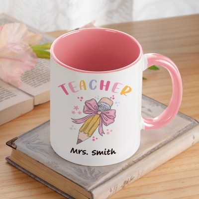 Personlig rosa Coquette rosett Blyertsmugg med lärarens namn, 11 oz keramisk kaffekopp, lärarens dag/uppskattning/julgåva till lärare