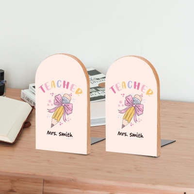Personlig rosa kokettbåge-bokstöd med lärarens namn, dekorativa träbokstöd för hyllor, lärarens dag/uppskattningspresent till lärare