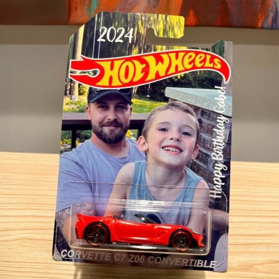Personalisierter Fotohintergrund - Heiße Spielzeugauto-Radverpackung, individuelles Autogeschenk, HW-Geschenk für Autoliebhaber, perfekt zum Jahrestag