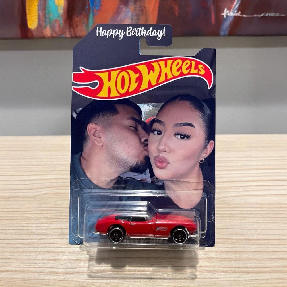 Personalisierter Fotohintergrund - Heiße Spielzeugauto-Radverpackung, individuelles Autogeschenk, HW-Geschenk für Autoliebhaber, perfekt zum Jahrestag