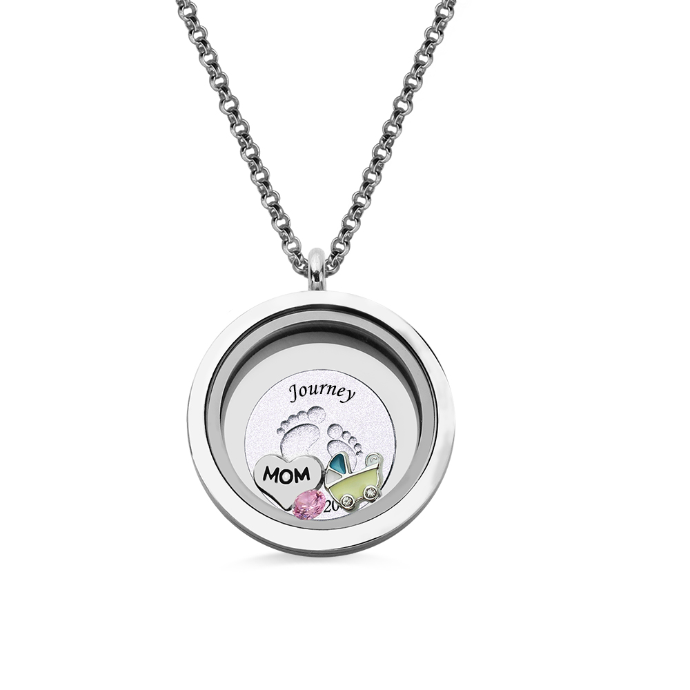 Medalhão em círculo e amuleto de pezinhos de bebé com gravação para a mãe
