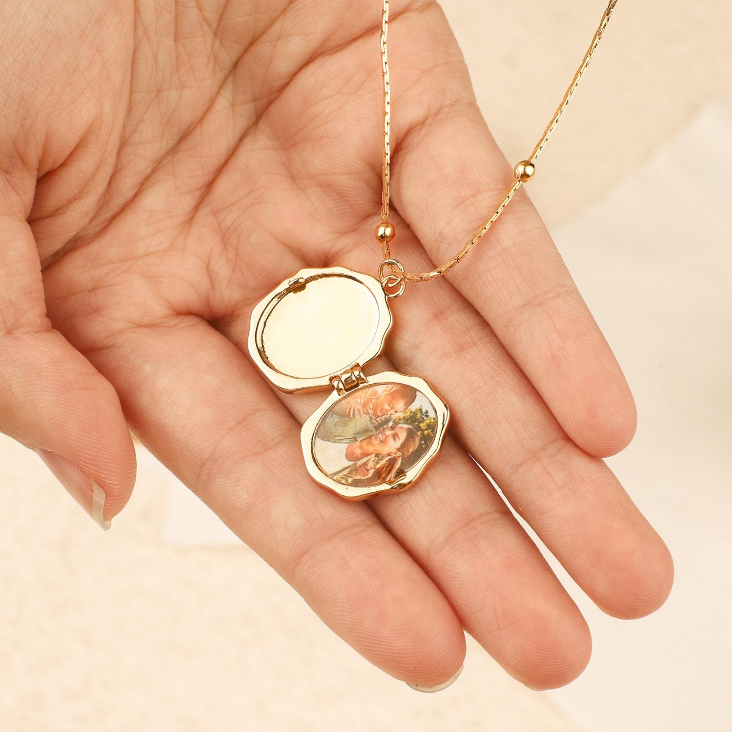 Custom Angel Locket Necklace with Photo, Vintage Locket Necklace, Memorial Jewelry, Necklace for Mom, Mother's Day Gift, Gift for Her
