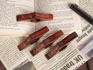 Custom Engraved Name Birth Flower Book Page Holder, Walnut Book Thumb Spreader Ring, Reading Accessory, Birthday Gift for Book Lovers/Readers/Her