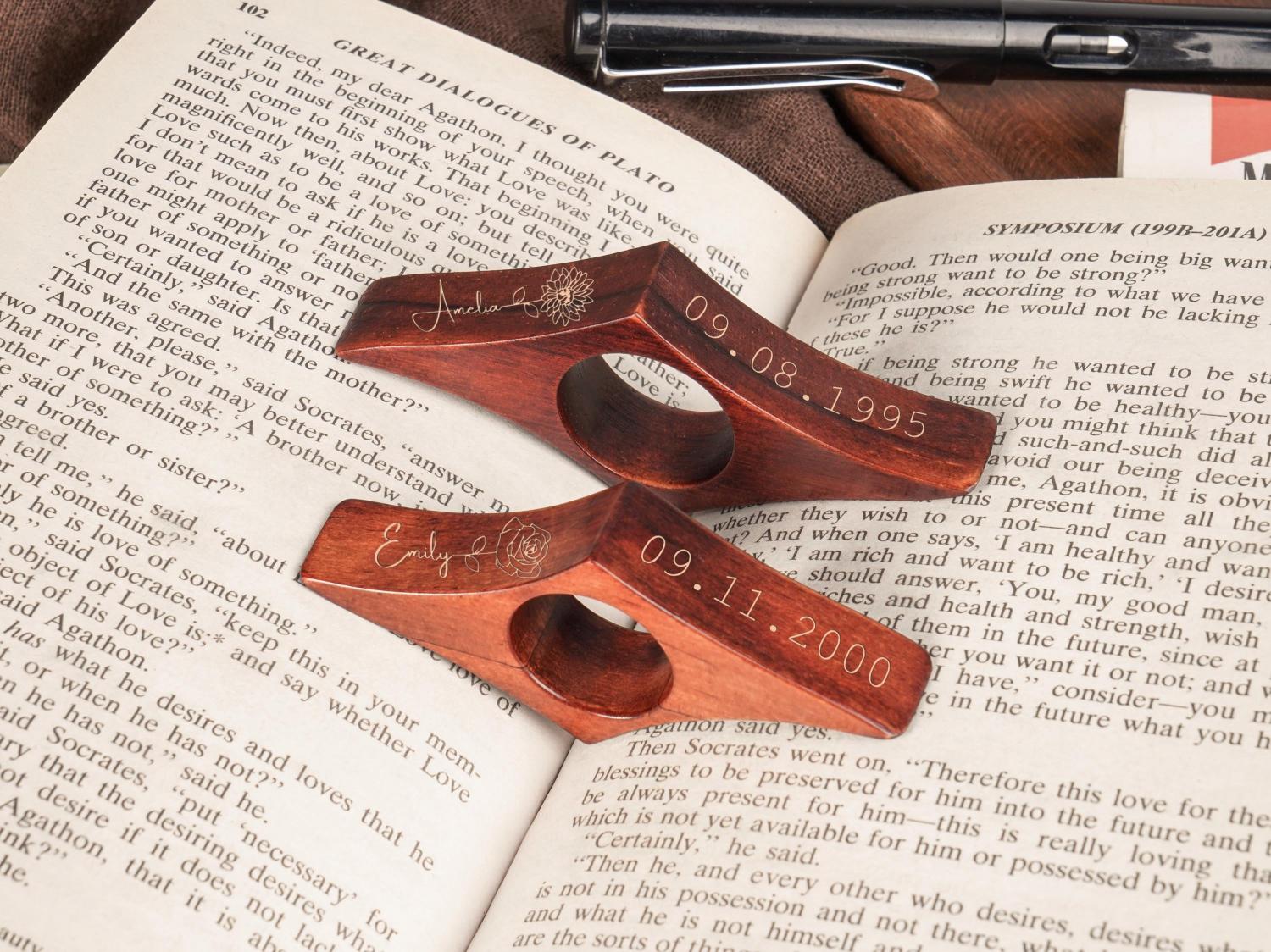 Custom Engraved Name Birth Flower Book Page Holder, Walnut Book Thumb Spreader Ring, Reading Accessory, Birthday Gift for Book Lovers/Readers/Her