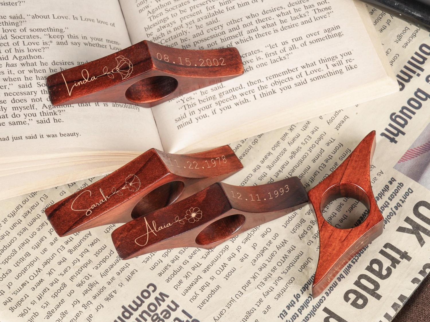 Custom Engraved Name Birth Flower Book Page Holder, Walnut Book Thumb Spreader Ring, Reading Accessory, Birthday Gift for Book Lovers/Readers/Her