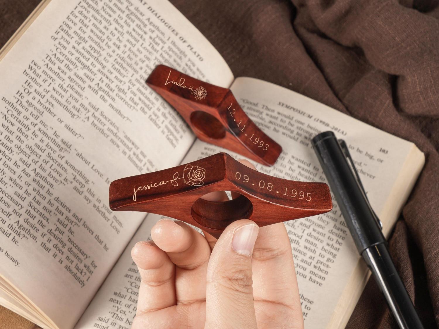 Custom Engraved Name Birth Flower Book Page Holder, Walnut Book Thumb Spreader Ring, Reading Accessory, Birthday Gift for Book Lovers/Readers/Her