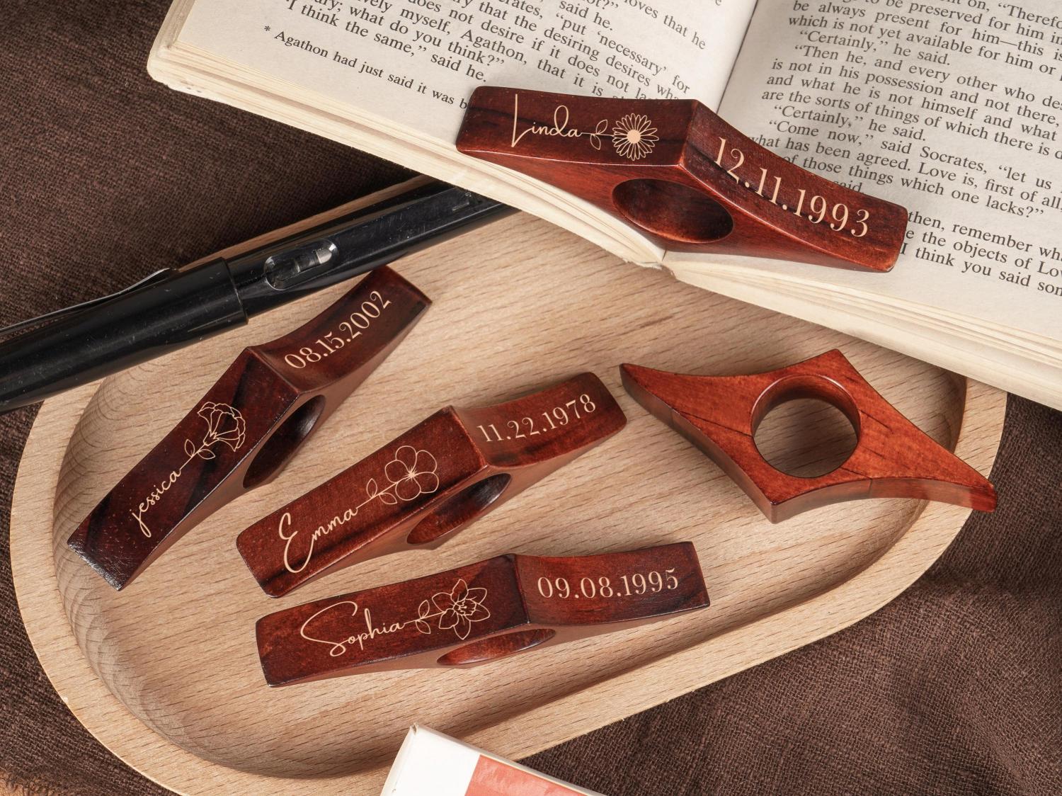 Custom Engraved Name Birth Flower Book Page Holder, Walnut Book Thumb Spreader Ring, Reading Accessory, Birthday Gift for Book Lovers/Readers/Her