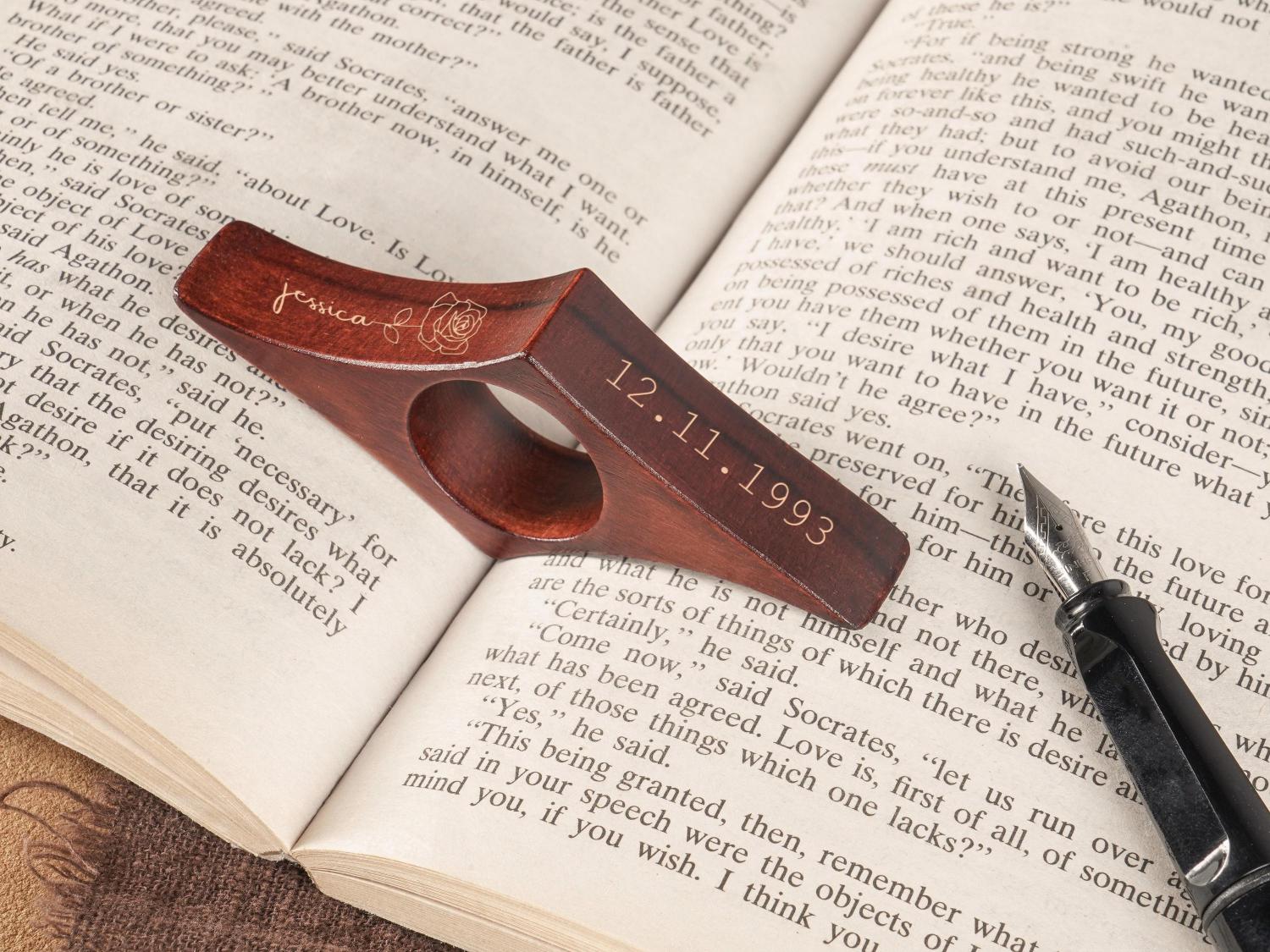 Custom Engraved Name Birth Flower Book Page Holder, Walnut Book Thumb Spreader Ring, Reading Accessory, Birthday Gift for Book Lovers/Readers/Her