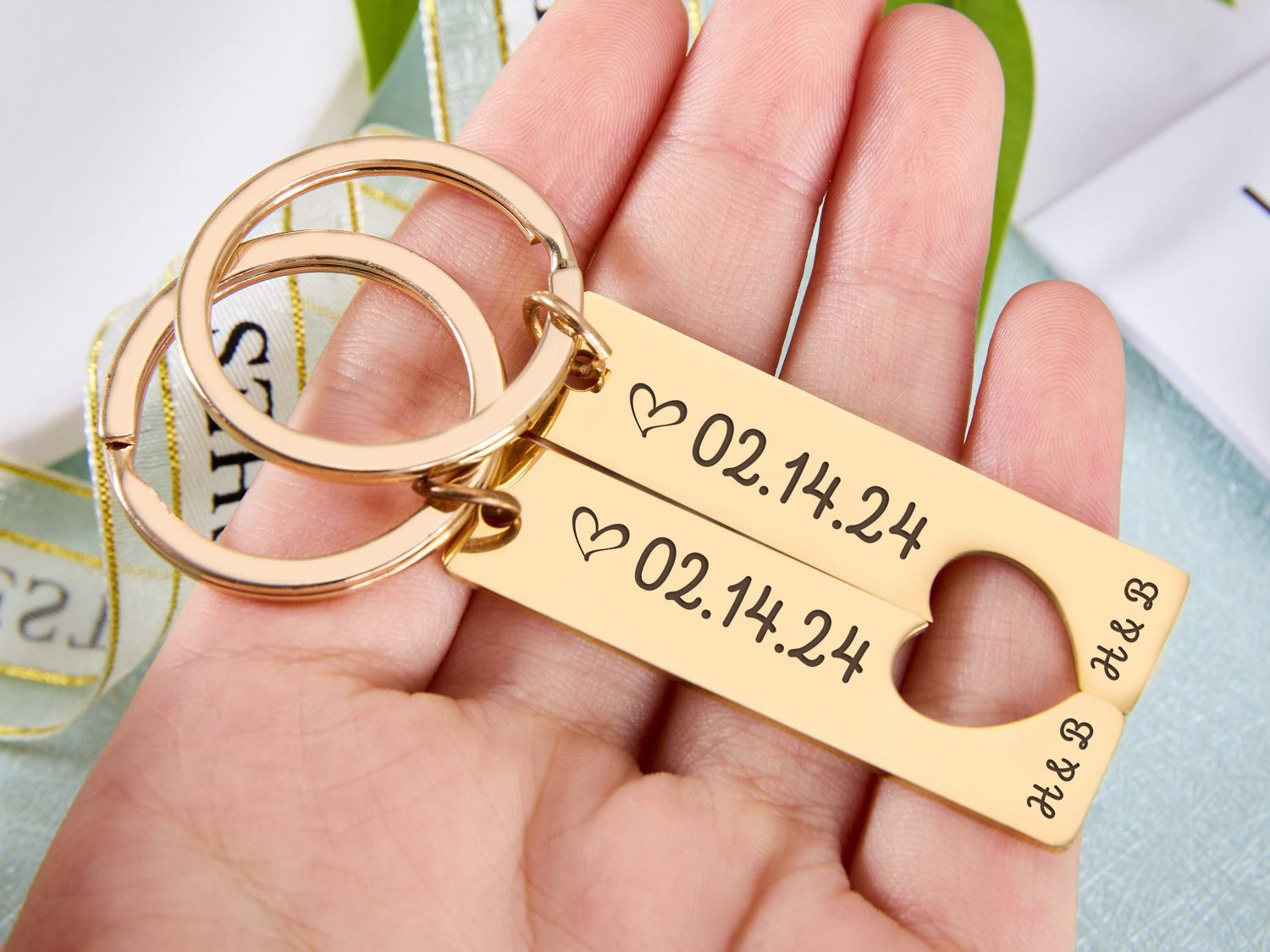 Personalized 2 Pcs Matching Couple Keyring Couple Keychain Set Custom Heart Keychain Gift For Him Valentine's Day Gift For Boyfriend/Husband