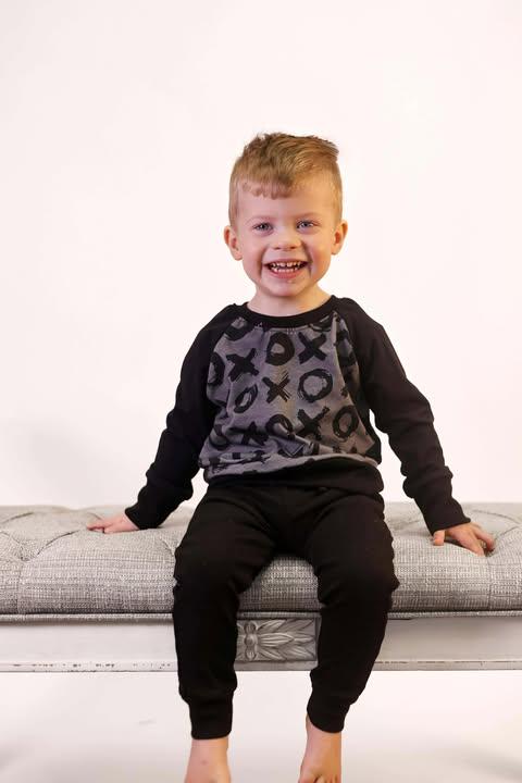 Baby Valentines shirt, Kids valentine shirt, xoxo shirt, heart shirt, hugs and kisses, applique shirt, first valentines outfit